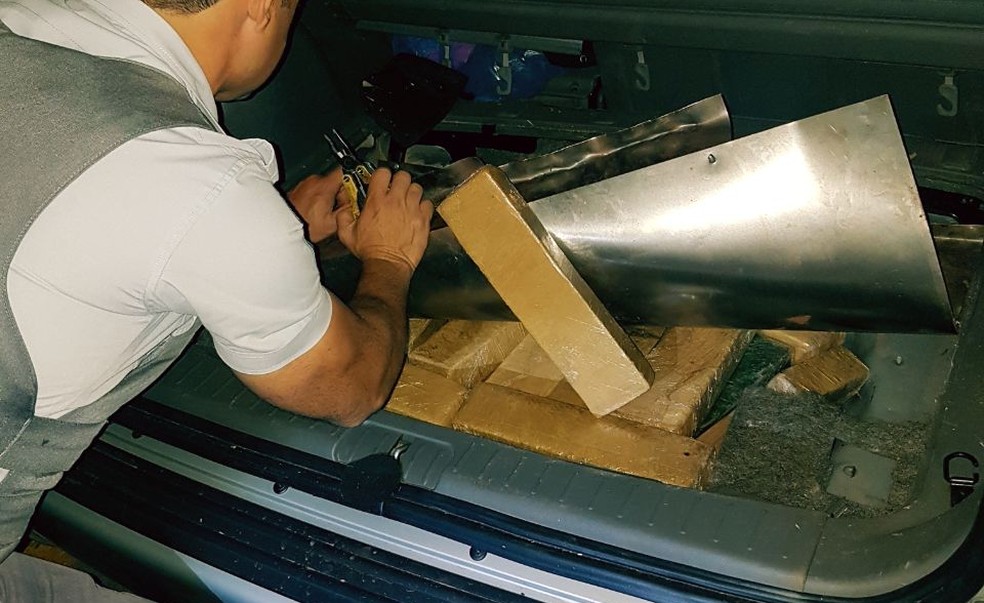 Droga estava escondida dentro de um carro roubado (Foto: Pol&iacute;cia Militar Rodovi&aacute;ria/Divulga&ccedil;&atilde;o)
