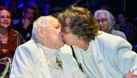 Aos 86 anos, Zé Celso se casa com Marcelo Drummond no Teatro Oficina