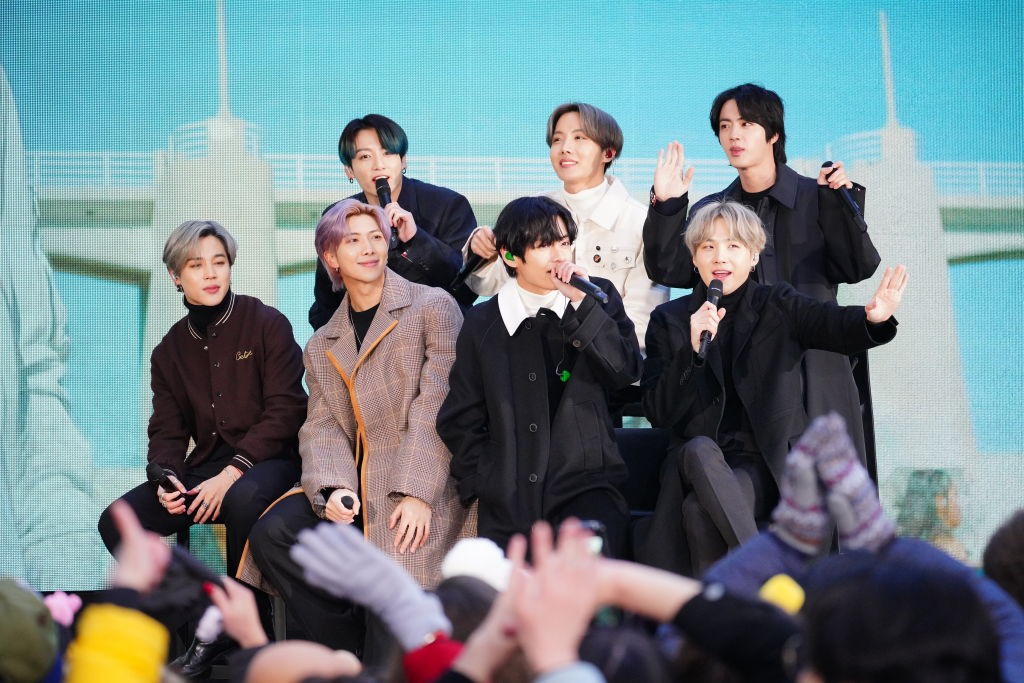 NEW YORK, NY - FEBRUARY 21:  Hope, SUGA, Jungkook, Jimin, RM, V and Jin of the K-pop band BTS are seen on February 21, 2020 in New York City.  (Photo by JNI/Star Max/GC Images) (Foto: GC Images)
