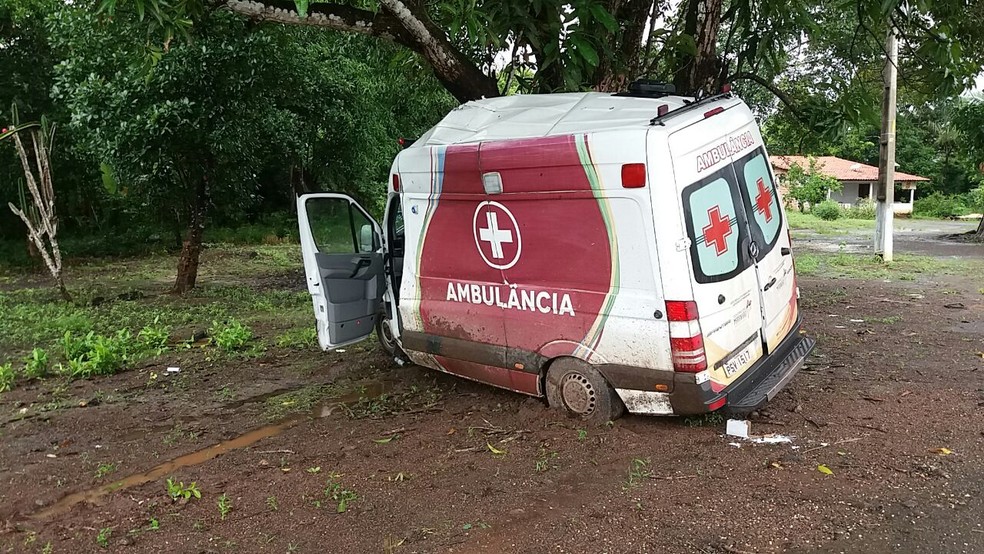 Acidente na região de Itapecuru-Mirim deixou duas pessoas feridas (Foto: Divulgação/PRF)