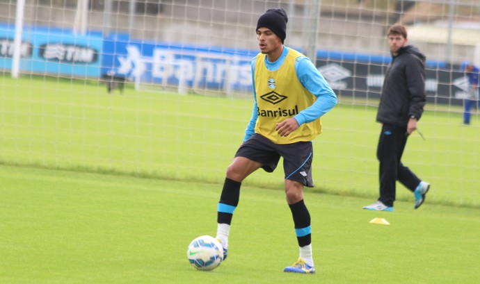 Roger monta defesa titular e indica Lucas Ramon e Hermes nas laterais