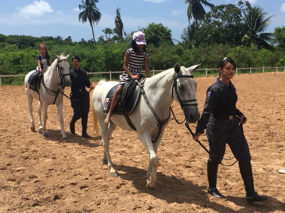 Crianças puderam fazer passeio a cavalo na ação realizada pela Polícia Militar de Alagoas — Foto: George Arroxelas/G1