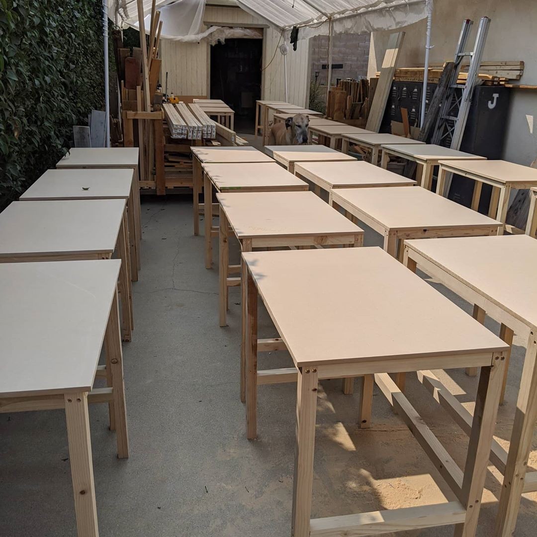 Carpinteiro constrói mesas gratuitas para alunos estudarem em casa (Foto: reprodução/instagram)