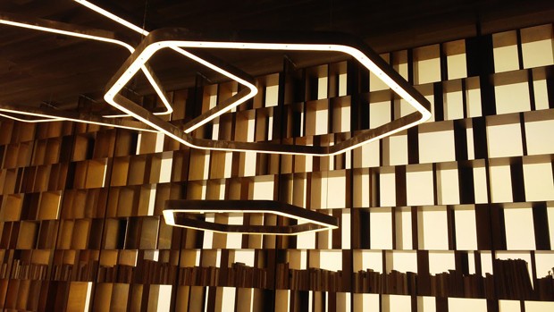 Criadas por Massimo Castagna para a Henge, as luminárias Tape Lights esbanjam leveza e sofisticação (Foto: Stephanie Durante/Editora Globo)
