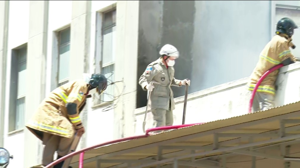 Bombeiros usam ferramentas para quebrar a estrutura de concreto e facilitar o acesso ao local — Foto: Reprodução/TV Globo