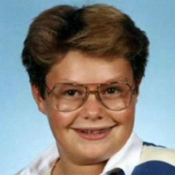 Acredite de quiser: esse é Ryan Seacrest, que durante a infância usava aparelho e óculos (Foto: Reprodução/Yearbook)