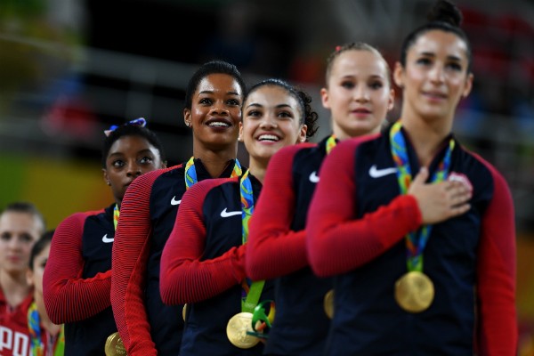 Ginastas dos Estados Unidos cantam o hino nacional no Rio (Foto: Getty Images)
