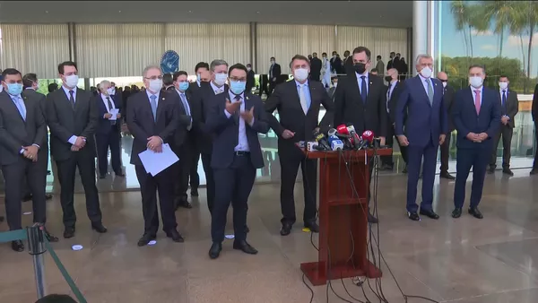 Presidente Jair Bolsonaro fez um pronunciamento ao lado de ministros, governadores e chefes de poderes — Foto: Reprodução