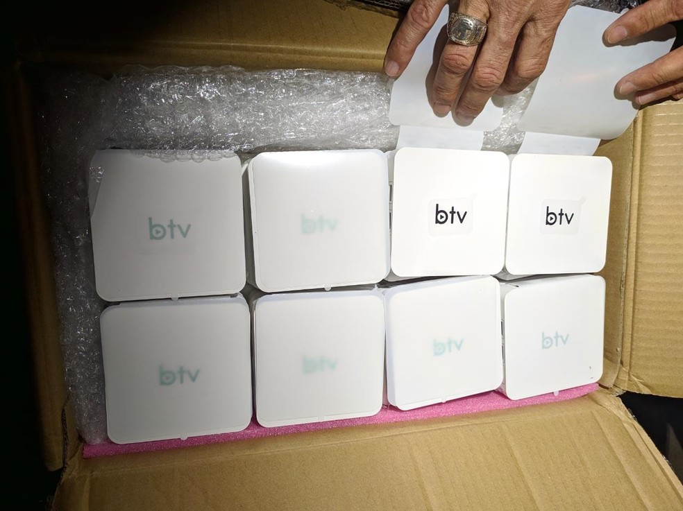 Celulares e receptores de TV foram apreendidos em Indiana — Foto: Polícia Rodoviária