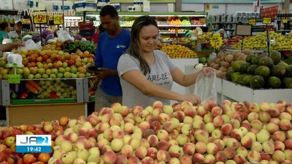 Consumidores movimentam mercados e aproveitam para comprar produtos da ceia