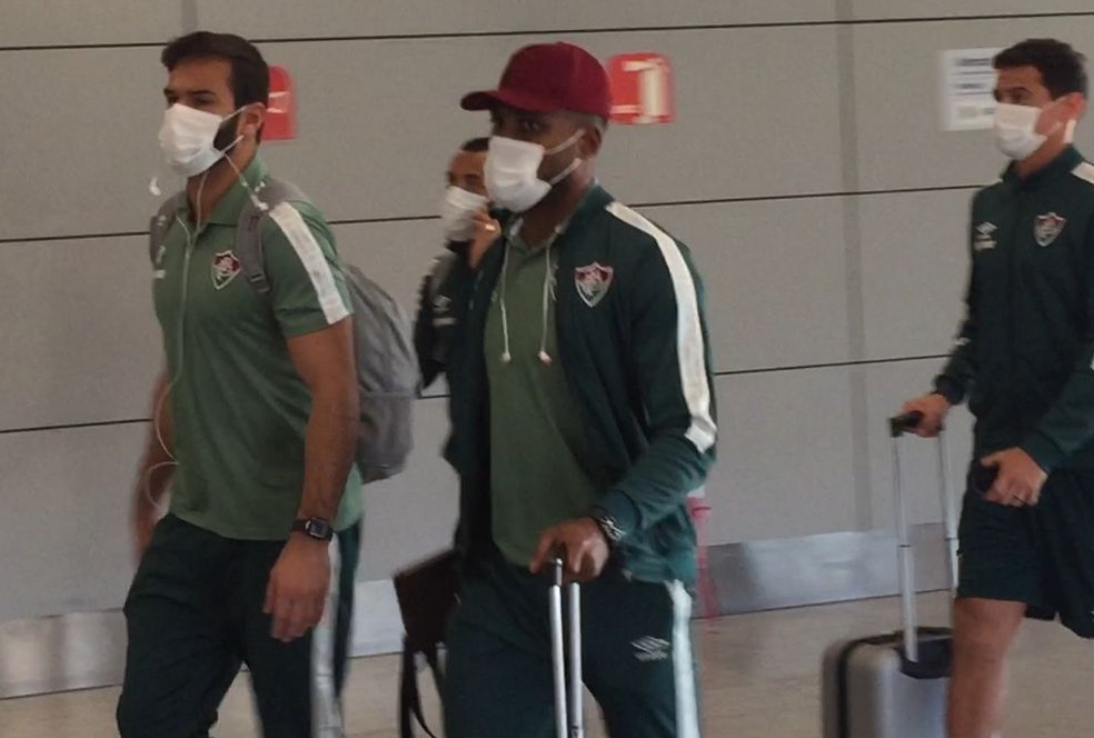 Jogadores do Fluminense durante o desembarque no Aeroporto de Confins — Foto: Thiago Lima