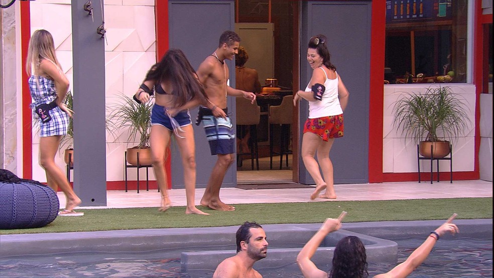 Brothers Vibram Com Musica Na Beira Da Piscina Casa Bbb Gshow