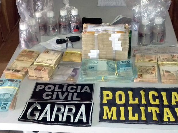 Dois foram presos em Mato Grosso com R$ 89 mil em caixa de papelão (Foto: Assessoria/Polícia Civil de MT)