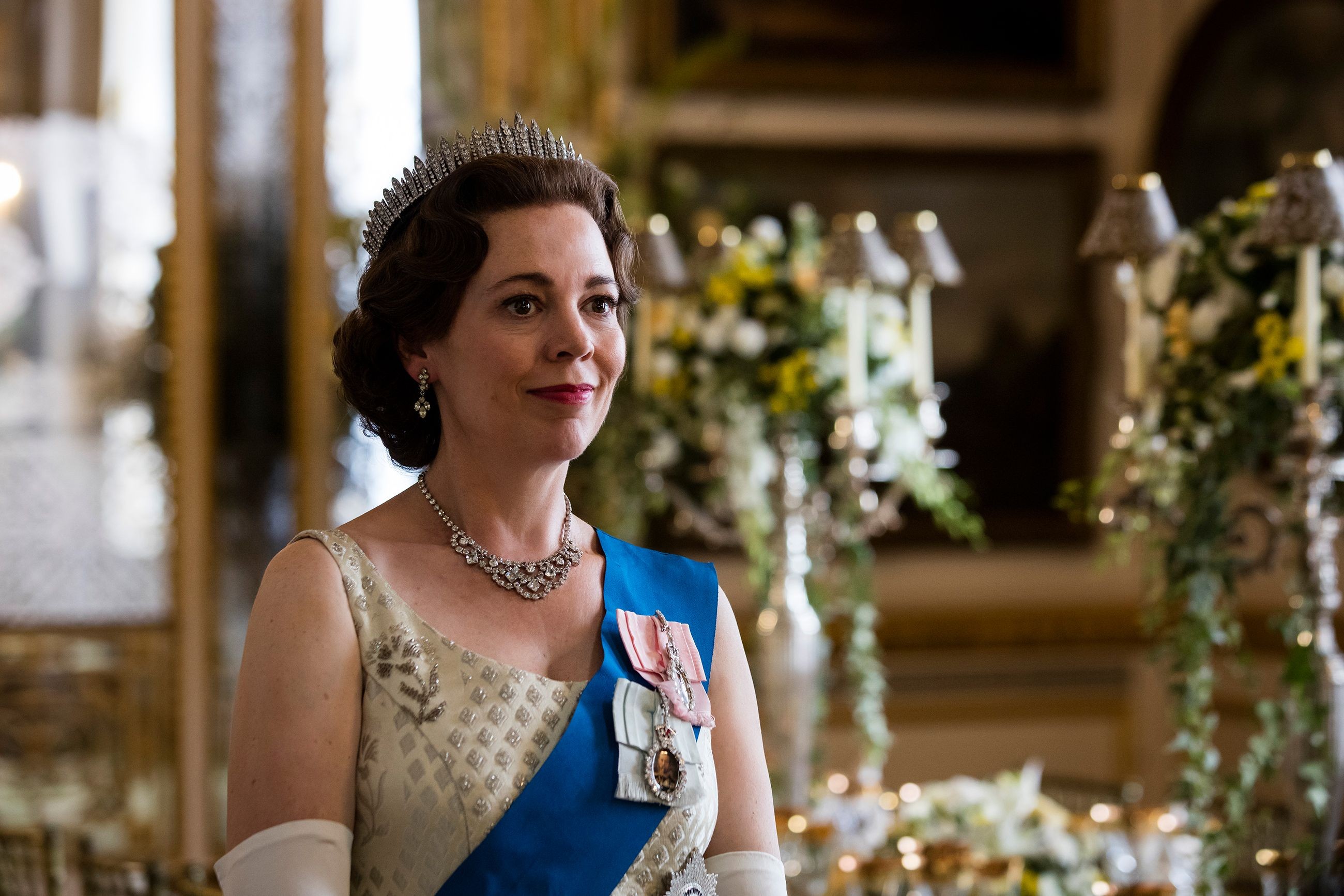 Olivia Colman interpreta a rainha Elizabeth II na série The Crown (Foto: Divulgação)