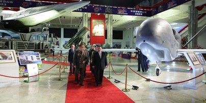 Kim Jong-Un mostra armamentos norte-coreanos ao ministro da Defesa da Rússia, Sergei Shoigu — Foto: KCNA VIA KNS / AFP