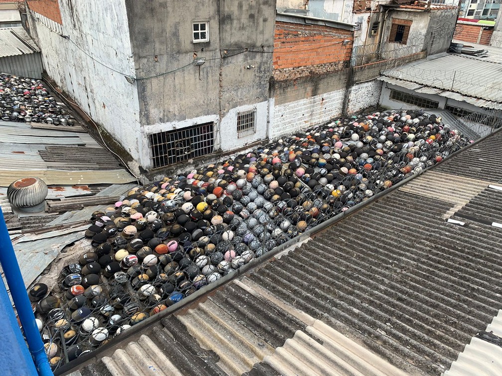 Polícia encontra milhares de capacetes em telhado de loja clandestina no Centro de SP — Foto: Divulgação/Polícia Civil 