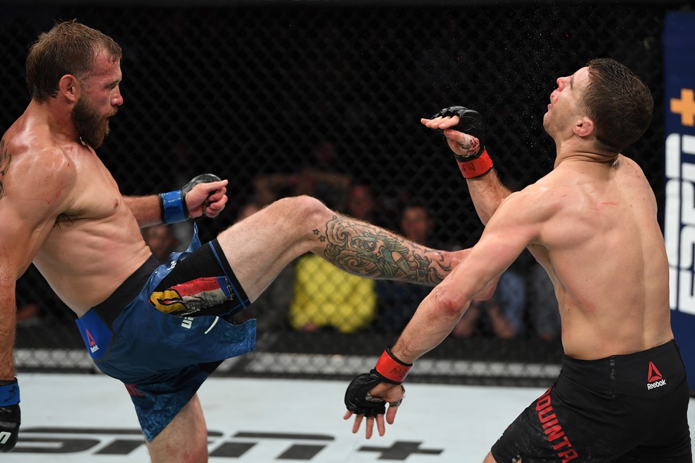 Donald Cerrone acerta um chute no queixo de Al Iaquinta no UFC Ottawa â?? Foto: Getty Images
