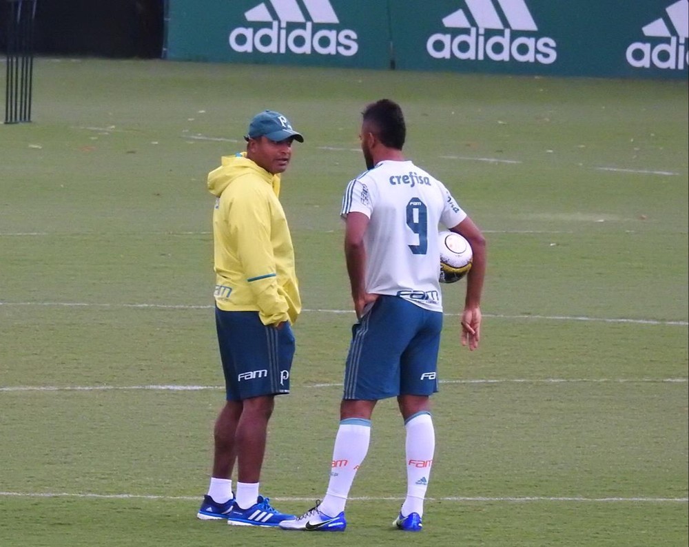 Em treino fechado de última hora, Borja tem conversa com Roger no Palmeiras
