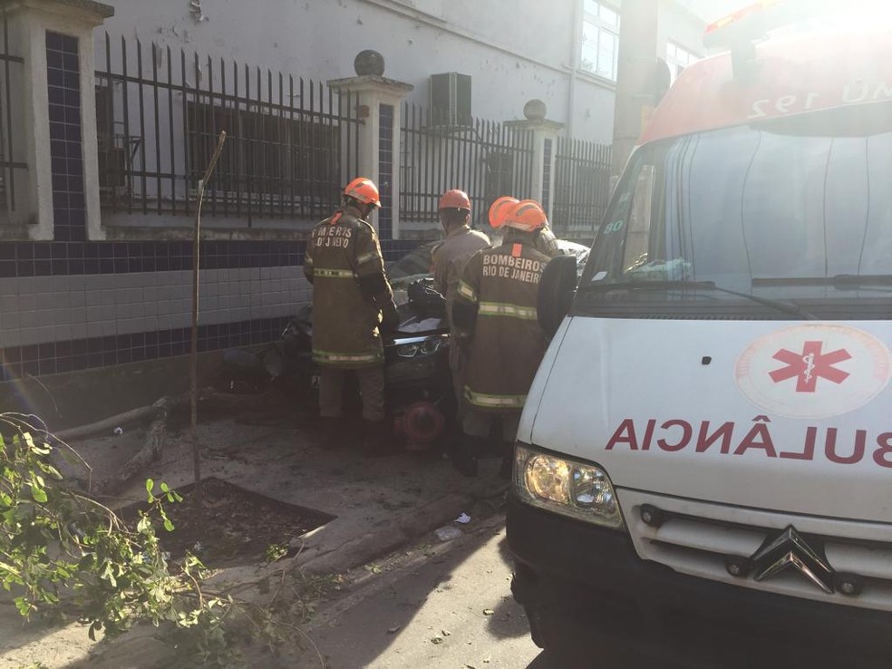 A motorista do carro envolvido no acidente não resistiu; três pessoas foram atropeladas — Foto: Alba Valéria Mendonça/G1