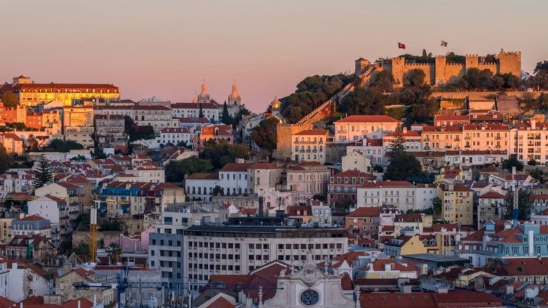 Região de Alfama, em Lisboa: valor dos aluguéis nas principais cidades aumentou nos últimos anos (Foto: Getty Images via BBC News)