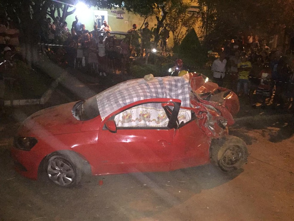 Carro foi atingido na traseira por um caminhÃ£o â€” Foto: Corpo de Bombeiros/DivulgaÃ§Ã£o