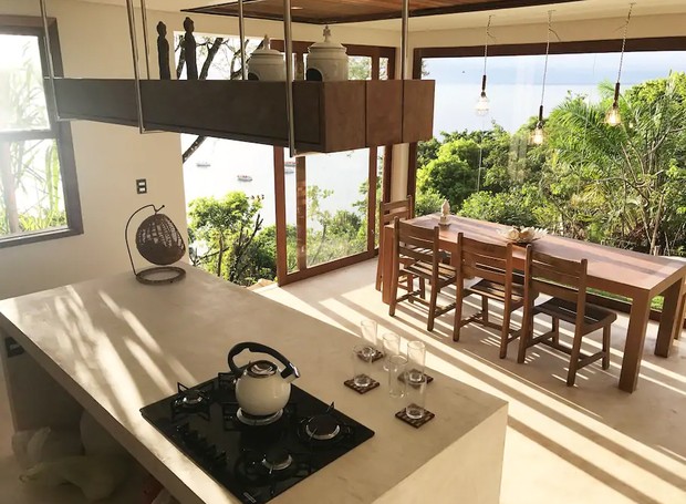 Cozinha de casa com vista para o mar em Morro de São Paulo (Foto: Airbnb/ Reprodução)