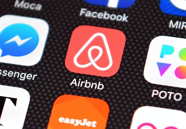Ícone do Airbnb em smartphone (Foto: Carl Court/Getty Images)