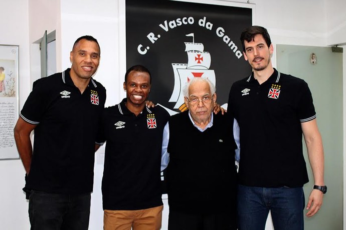 O presidente Eurico Miranda posou com os três primeiros reforços do time de basquete do Vasco (Foto: Thiago Moreira/Vasco.com.br)