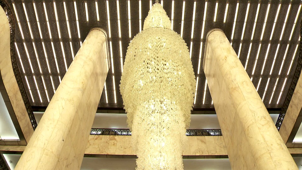 No térreo do edifício Farol Santander o visitante vai se deparar com este lustre gigante (Foto: TV Globo/Reprodução)