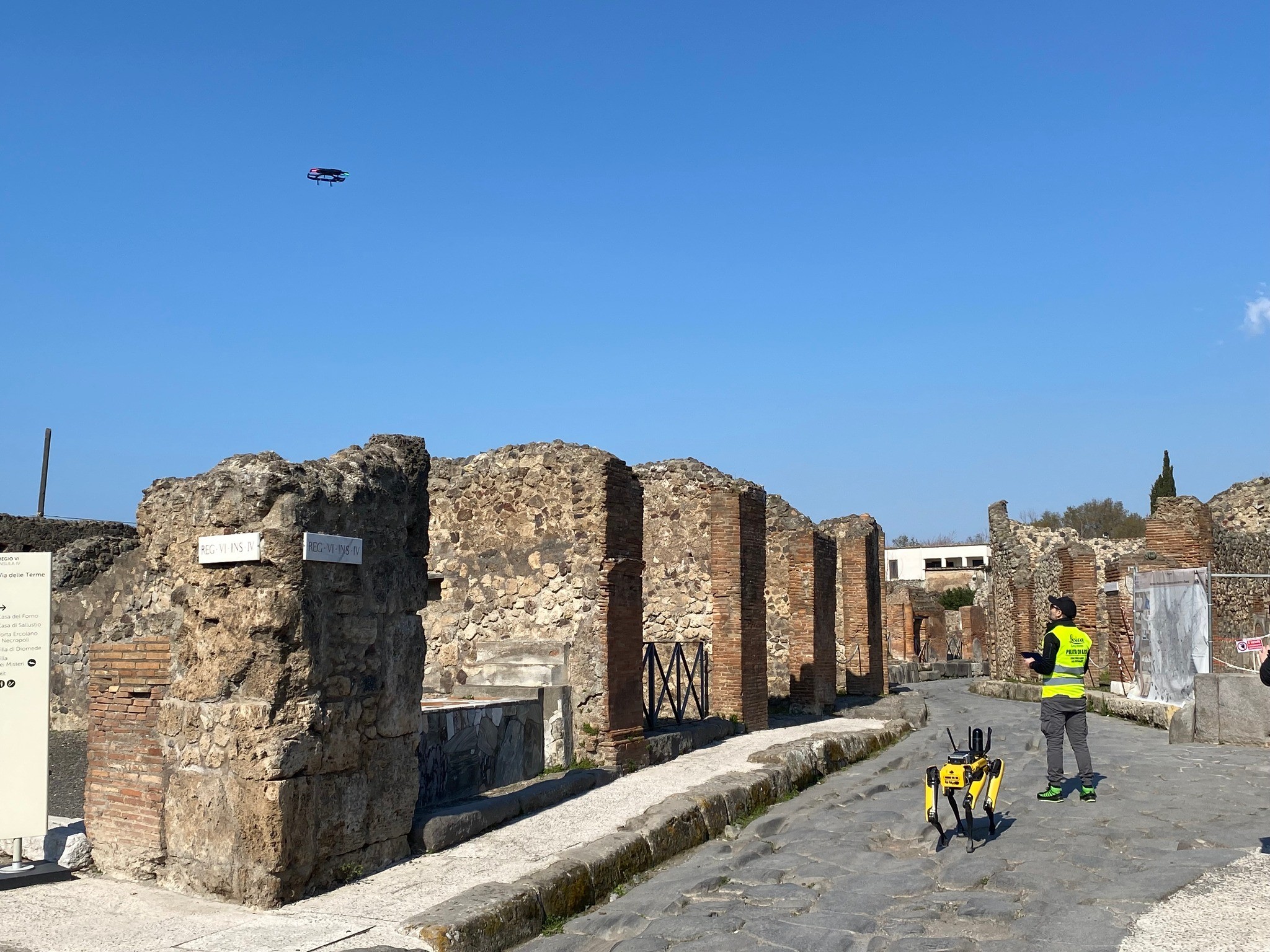 O cachorro robô Spot trabalha em conjunto com o drone Leica BLK2FLY (Foto: Pompeii - Parco Archeologico/Reprodução/Facebook)