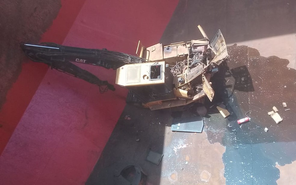 Máquina ficou destruída após cair do guindaste — Foto: Paulo Batista/Arquivo pessoal