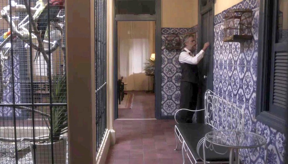 Ramiro bate na porta do quarto do filho (Foto: TV Globo)