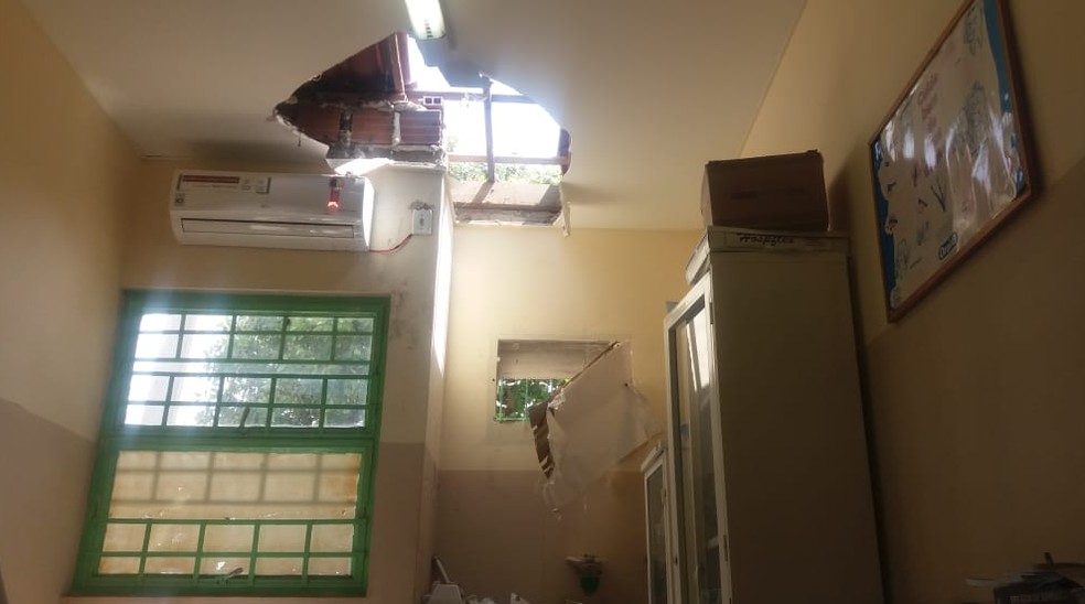 O telhado, portas e janelas da Unidade BÃ¡sica de SaÃºde do Loteamento Recife foram quebrados. â Foto: Prefeitura de Petrolina