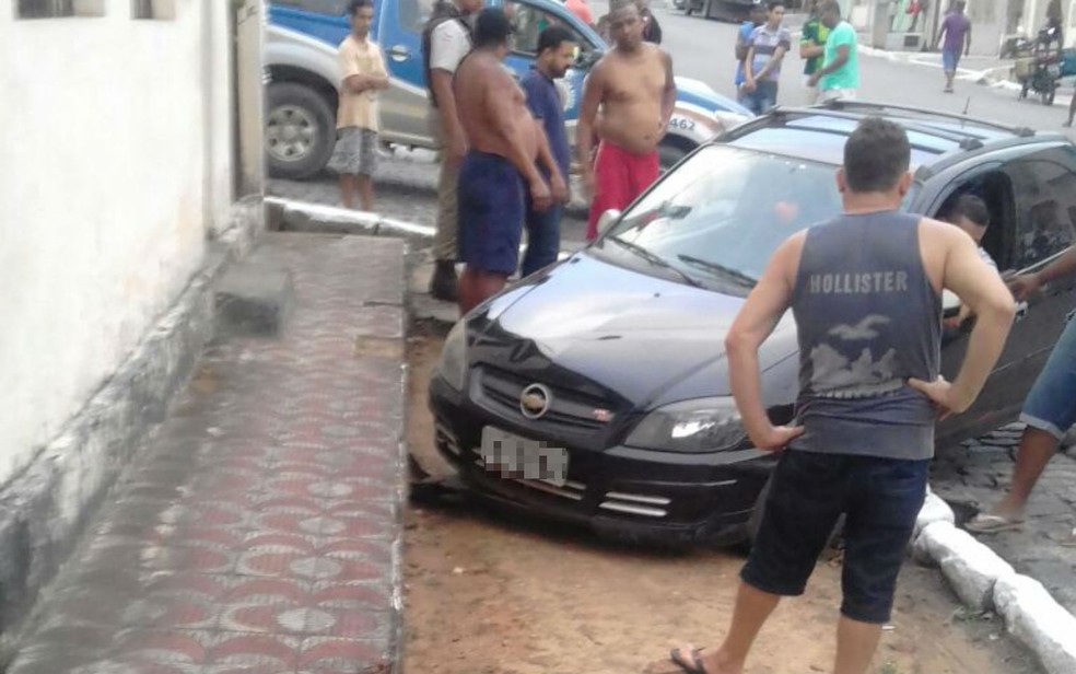Motorista foi identificado ainda no local (Foto: Max Lopes/Site Voz da Bahia)