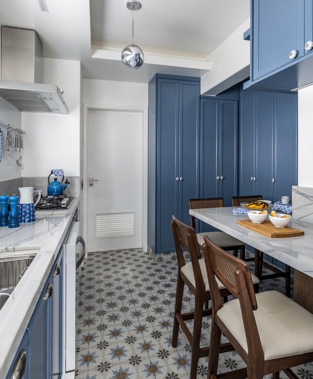 A cozinha foi a área que mais sofreu impacto na reforma, pois a arquiteta Carolina Ciola Fonseca conseguiu ousar com a aplicação de cores mais fortes e um piso personalizado (Foto: Renato Navarro)