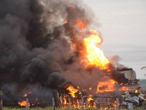 A explosão teria sido causada por carreta cheia de produtos químicos que trafegava pela BR-153 (Foto: Elvecino Benício/Arquivo Pessoal)