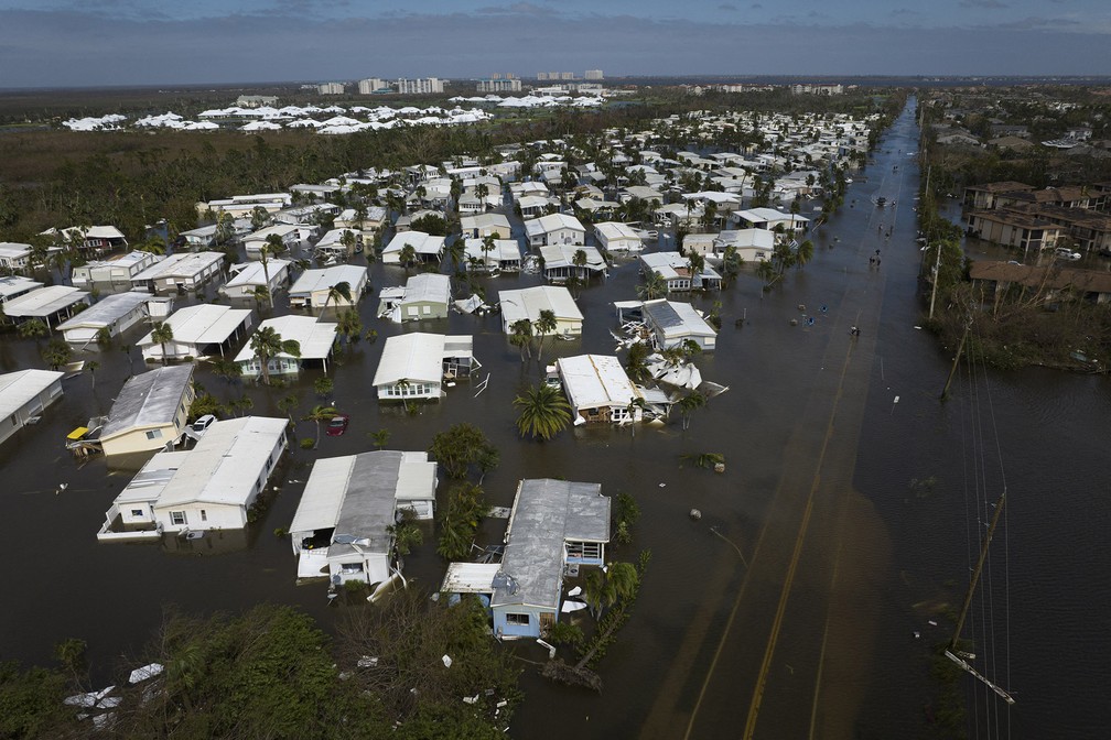 Bairro residencial ficou alagado com a passagem do furacão Ian em Fort Myers, na Flórida — Foto: Ricardo Arduengo/AFP