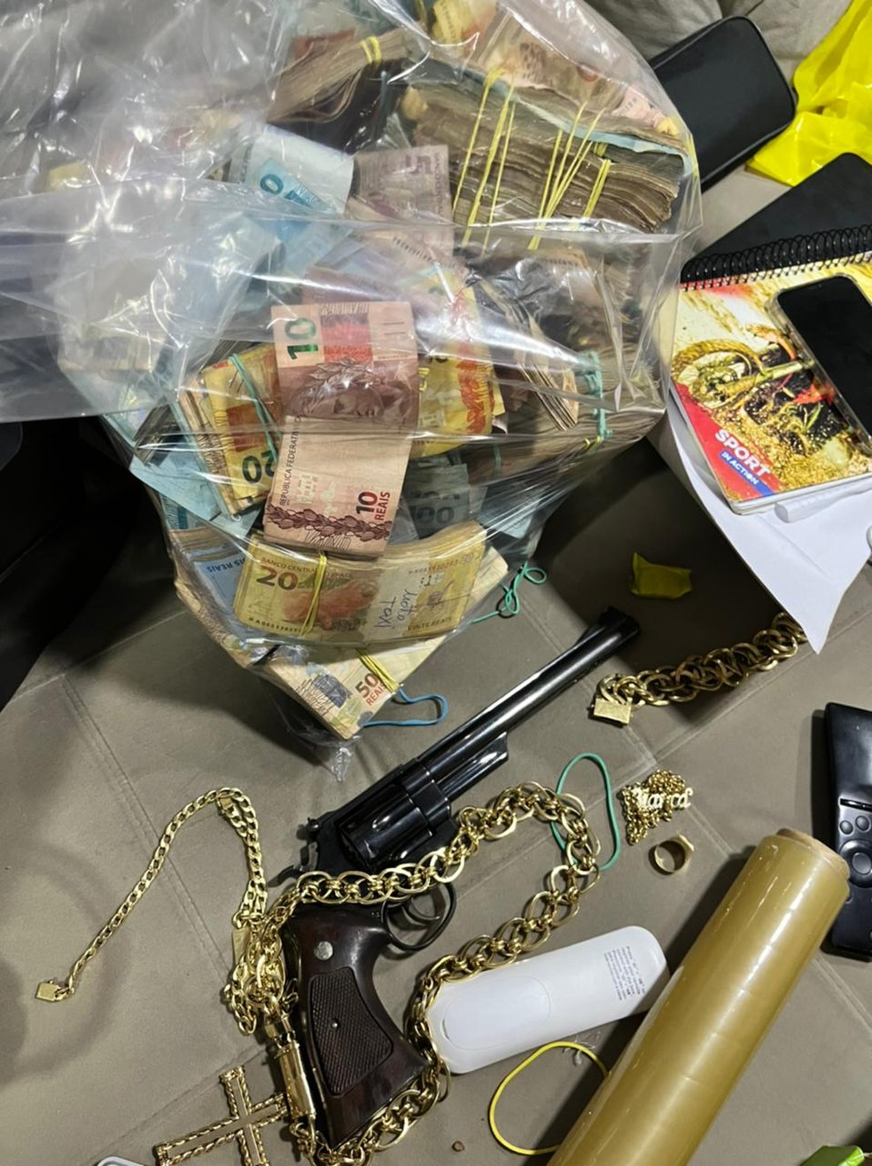 Também foram apreendidas joias — Foto: Polícia Federal
