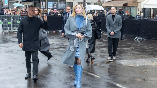 Courtney Love surge deslumbrante na primeira fila do desfile da Fendi, no Paris Fashion Week