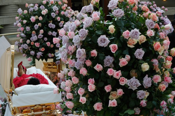 O caixão com o corpo da cantora Aretha Franklin (1942-2018) (Foto: Getty Images)