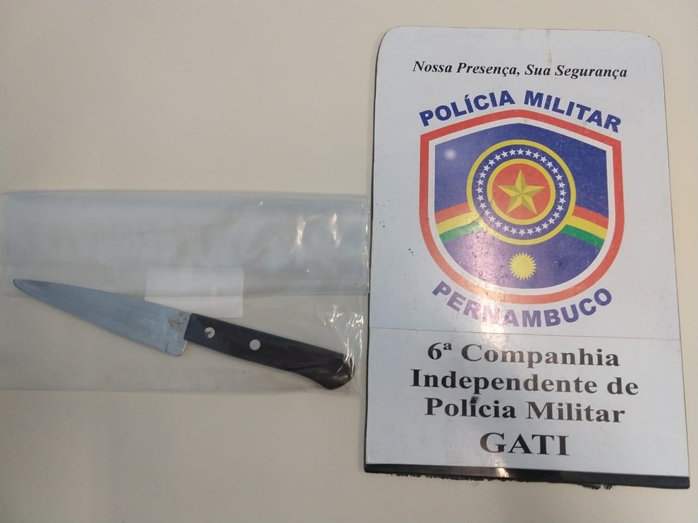 PM apreendeu a faca usada pelo adolescente para atingir o rival, em Feira Nova, no Agreste de Pernambuco (Foto: PolÃ­cia Militar/ DivulgaÃ§Ã£o)