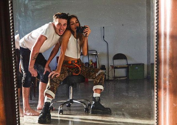 O jovem Brooklyn Beckham, filho de David e Victoria Beckham, com a namorada, a modelo Hana Cross (Foto: Instagram)