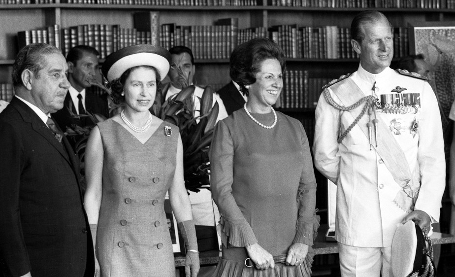 Seis cisnes e um par de onças: Elizabeth II trocou presentes inusitados com ditadura brasileira