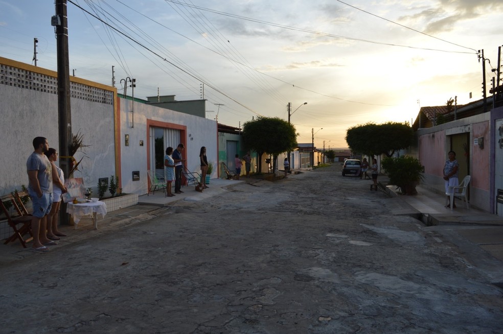 Fieis rezam terço da porta de suas casas no conjunto Santa Fé, em Teresina — Foto: Arquivo pessoal