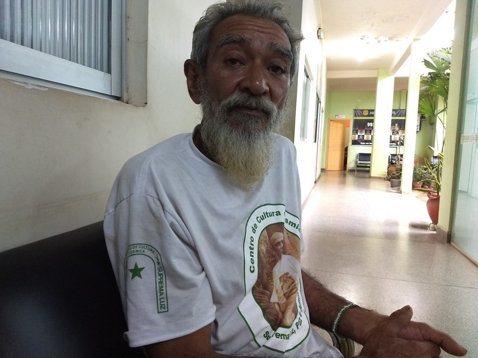 Feliciano de Freitas esteve na Deam para acompanhar o sobrinho que foi apreendido — Foto: Aline Nascimento/G1