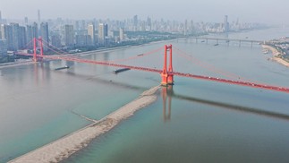 Ponte do Rio Yangtze de Yingwuzhou sobre um trecho seco do rio Yangtze, em Wuhan, na província de Hubei, China.  — Foto: AFP