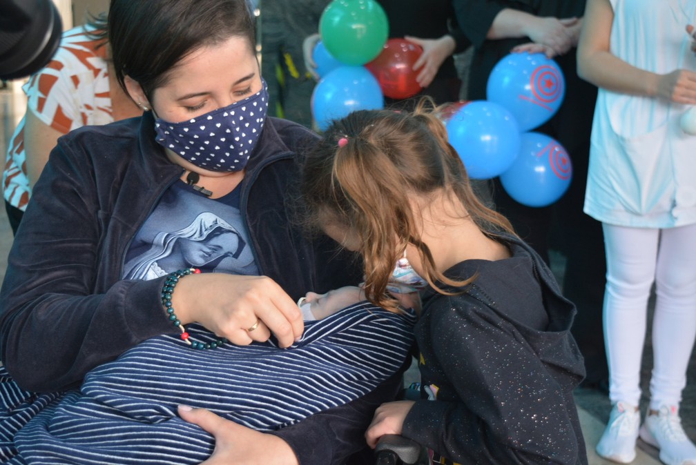 Mãe vê filho recém-nascido pela 1ª vez em Presidente Prudente — Foto: Santa Casa de Presidente Prudente 