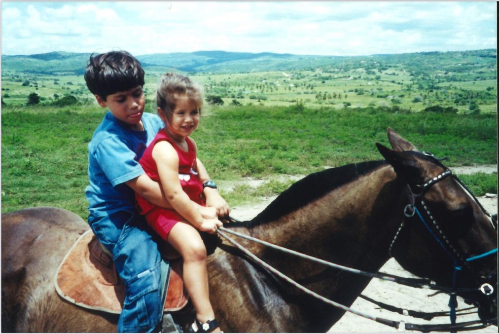 Isadora Cruz mostra clique exclusivo de infância: atriz aprendeu a andar a cavalo com 10 anos — Foto: Arquivo Pessoal