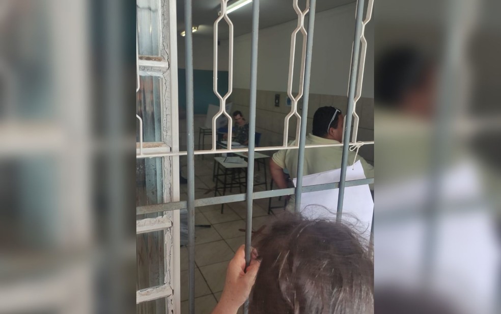 Eleitor quebra urna em colégio de Goiânia — Foto: Arquivo Pessoal/Kevin Contijo