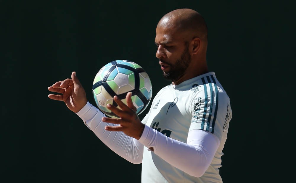  Felipe Melo treina com bola no Palmeiras, e Cuca diz: 
